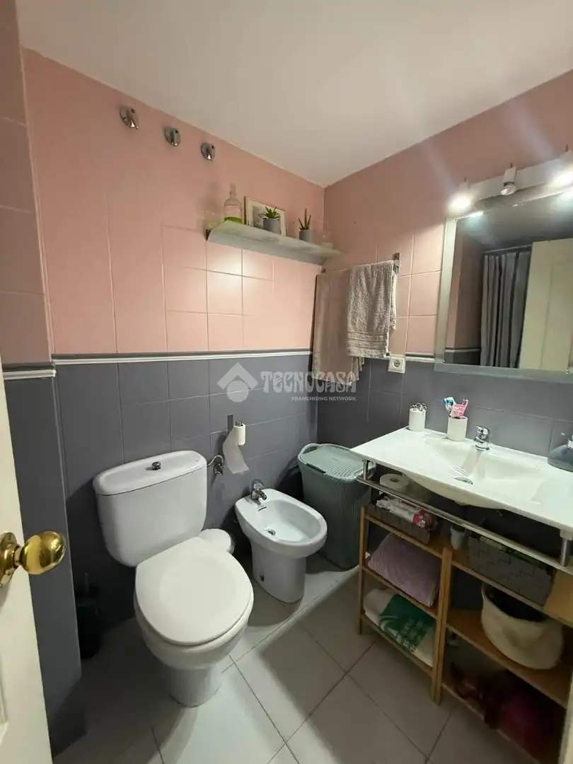 Baño de Piso en venta en Sevilla con Trastero y Balcón