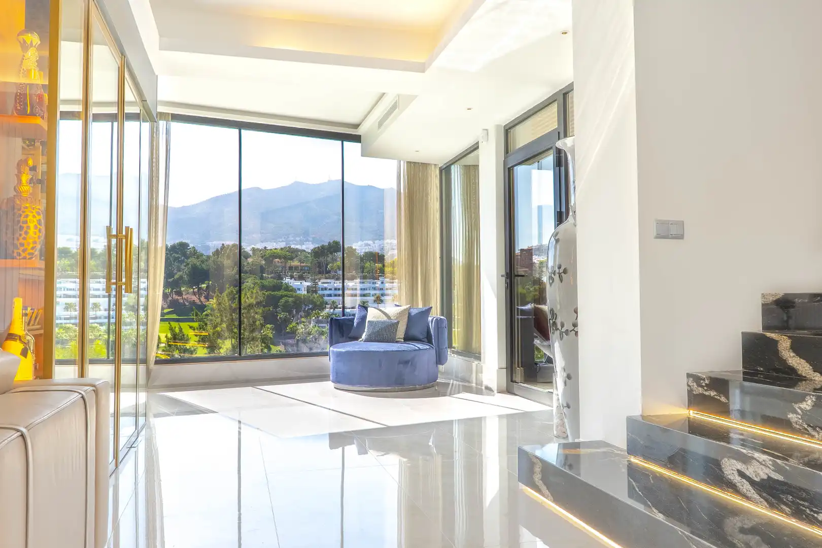 Sala d'estar de Casa o xalet en venda en Benalmádena amb Aire condicionat, Calefacció i Jardí privat