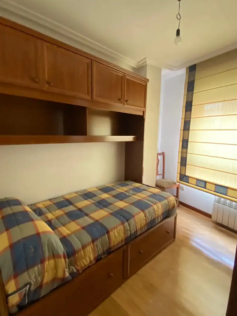 Habitación de Piso de alquiler en Oviedo  con Calefacción, Parquet y Amueblado