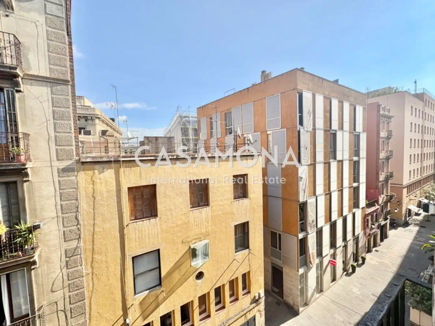 Außenansicht von Maisonette zum Verkauf in Barcelona mit Klimaanlage, Terrasse und Balkon