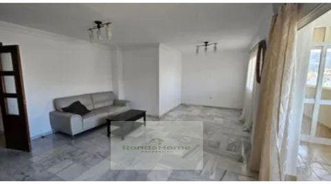 Foto 2 de Piso de alquiler en Calle Jabega, Castillo Sohail - Myramar, Fuengirola