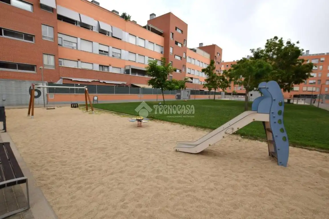 Aparcament de Pis en venda en Fuenlabrada amb Calefacció, Traster i Piscina comunitària
