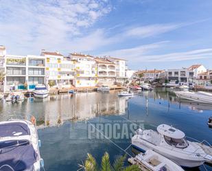 Vista exterior de Casa adosada en venda en Empuriabrava amb Aire condicionat, Calefacció i Moblat