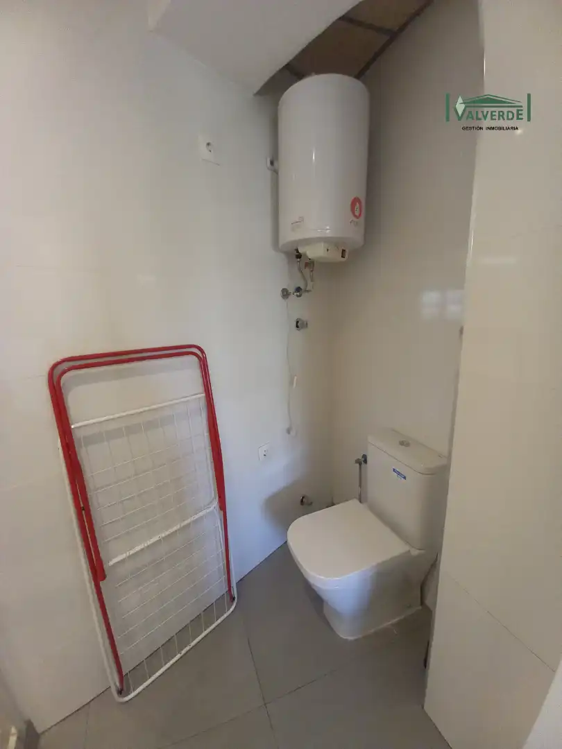 Baño de Apartamento de alquiler en Granada con Amueblado, Lavadora y Microondas