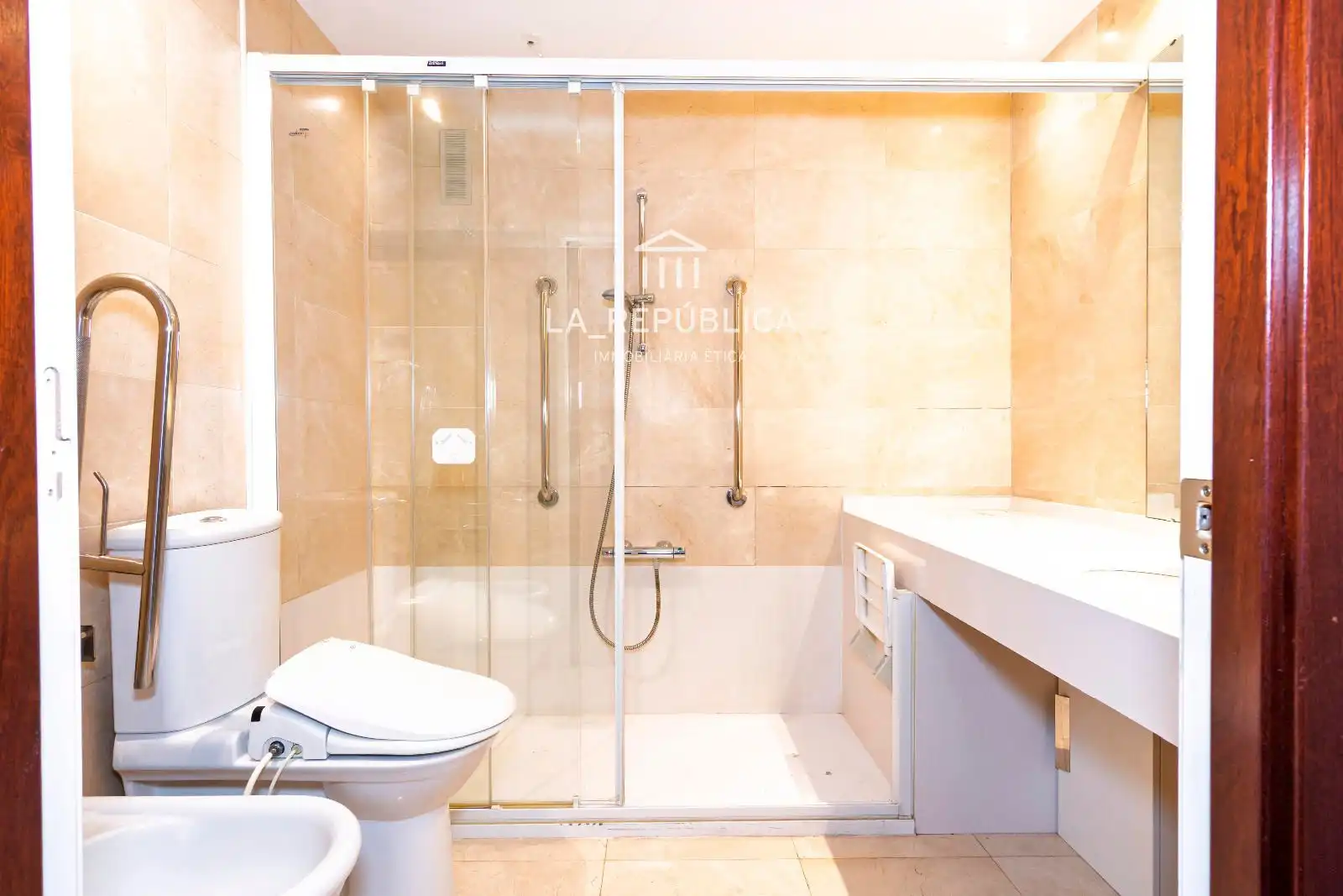 Baño de Piso en venta en Barcelona con Calefacción, Terraza y Horno