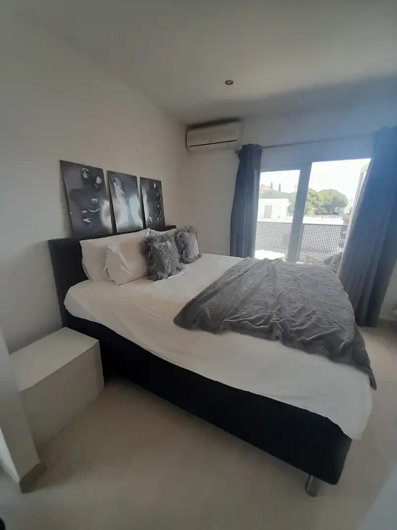 Dormitori de Casa o xalet en venda en Marbella amb Aire condicionat, Jardí privat i Terrassa