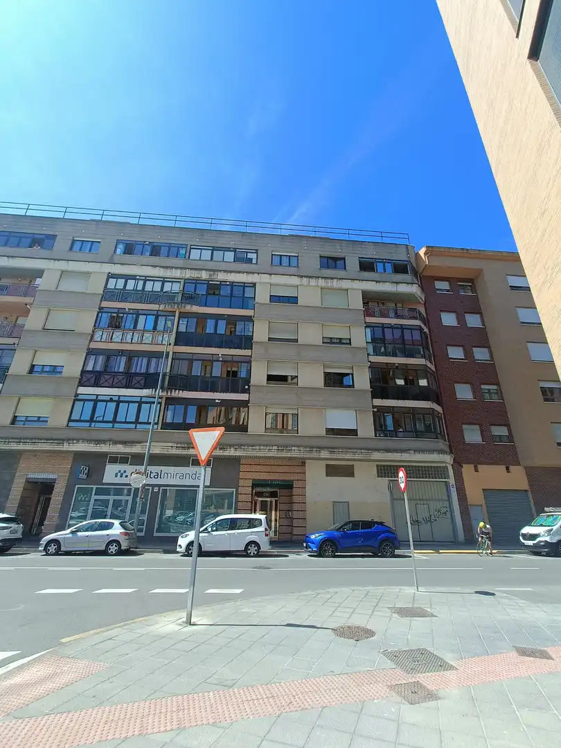 Vista exterior de Pis en venda en Miranda de Ebro amb Calefacció, Terrassa i Traster