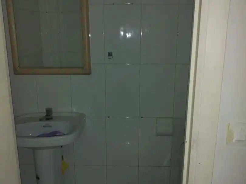 Baño de Local de alquiler en San Juan de Aznalfarache con Aire acondicionado