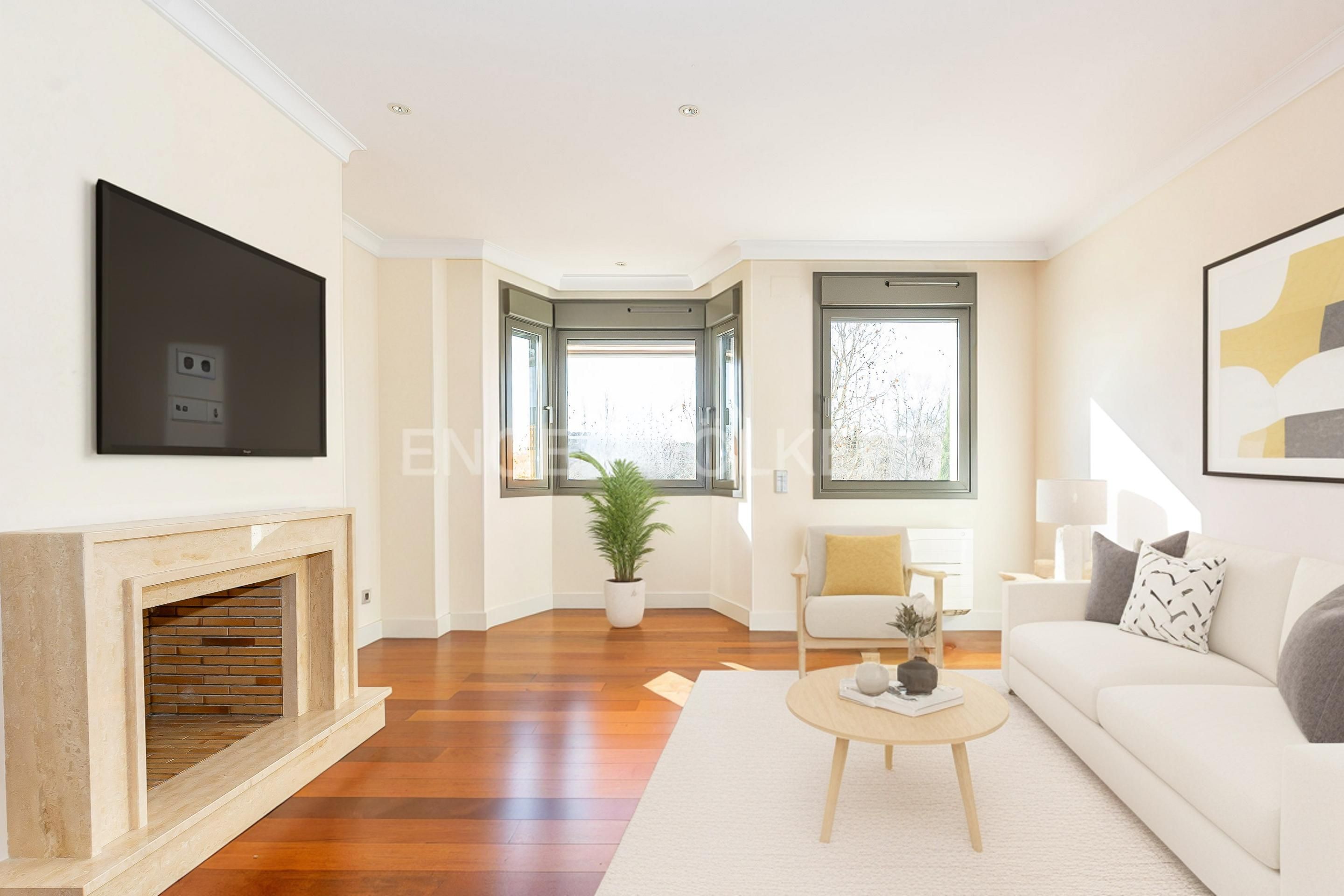 Sala d'estar de Apartament en venda en La Moraleja amb Aire condicionat, Calefacció i Piscina