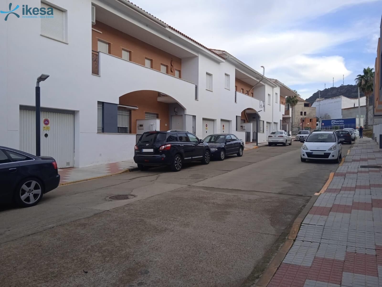 Vista exterior de Casa adosada en venda en Castuera amb Terrassa