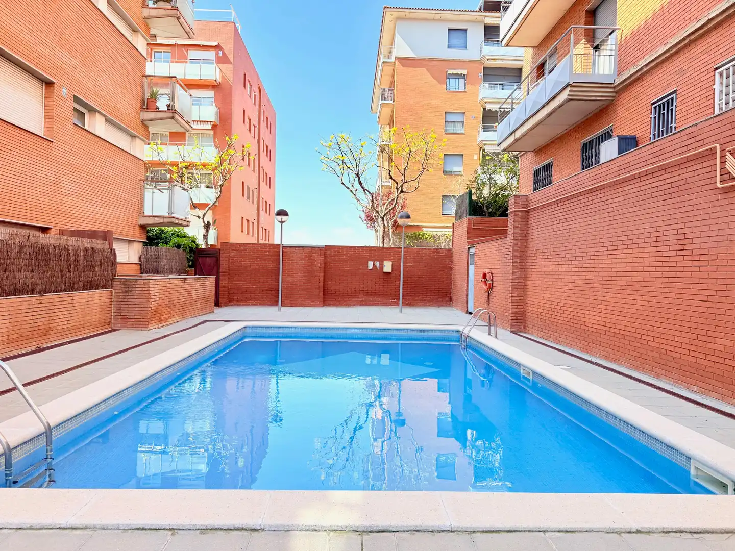 Piscina de Piso en venta en Sant Feliu de Llobregat con Aire acondicionado, Calefacción y Parquet