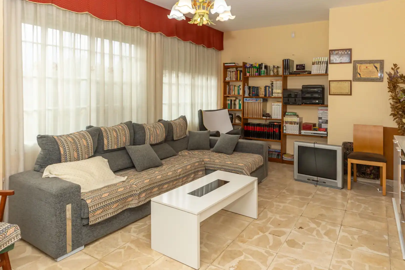 Sala d'estar de Casa o xalet en venda en Baza amb Jardí privat, Terrassa i Piscina