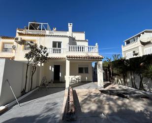 Vista exterior de Casa adosada en venda en Torrevieja amb Parquet i Piscina comunitària