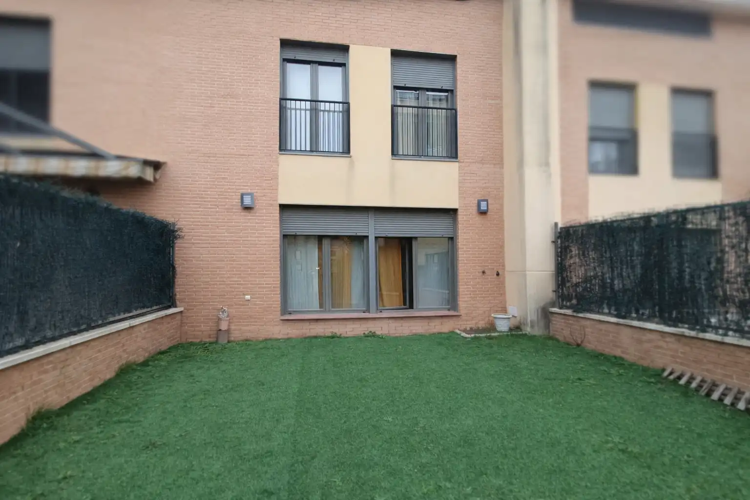 Vista exterior de Casa adosada en venda en Parla amb Aire condicionat, Calefacció i Terrassa