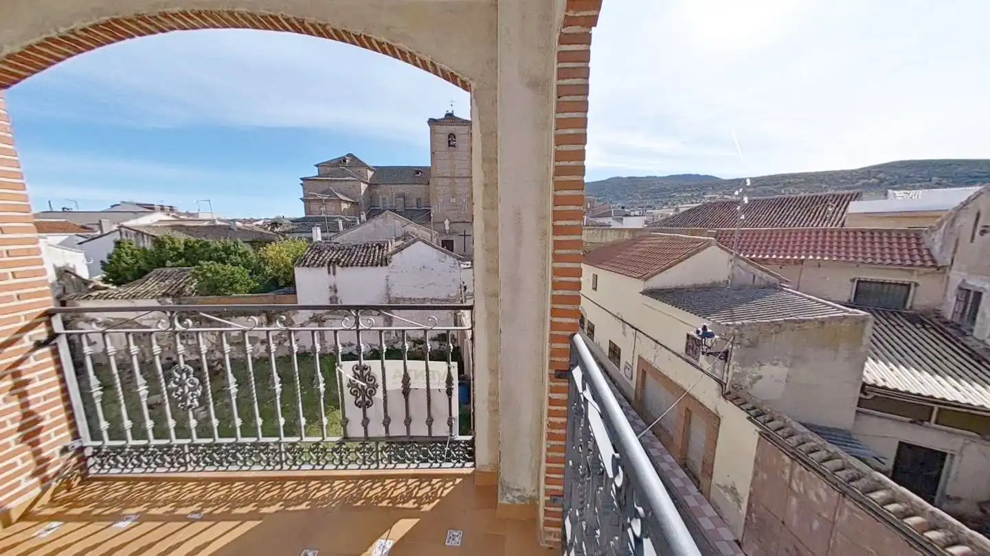 Vista exterior de Piso en venta en Navahermosa con Calefacción, Terraza y Amueblado