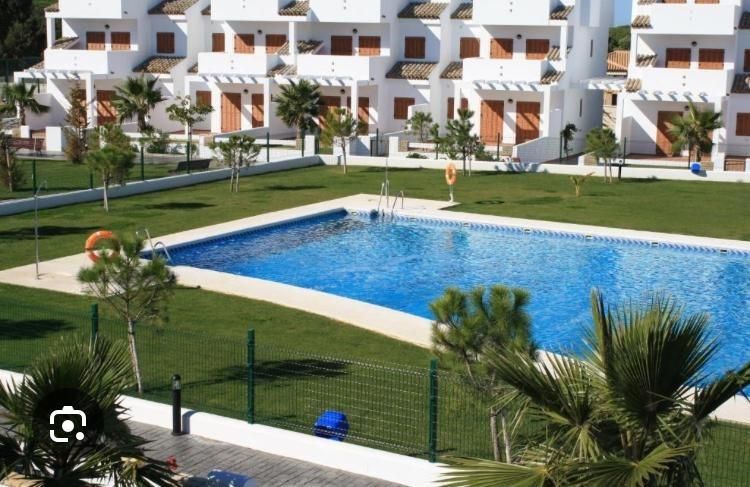 Vista exterior de Apartament en venda en Chiclana de la Frontera amb Jardí privat, Parquet i Terrassa