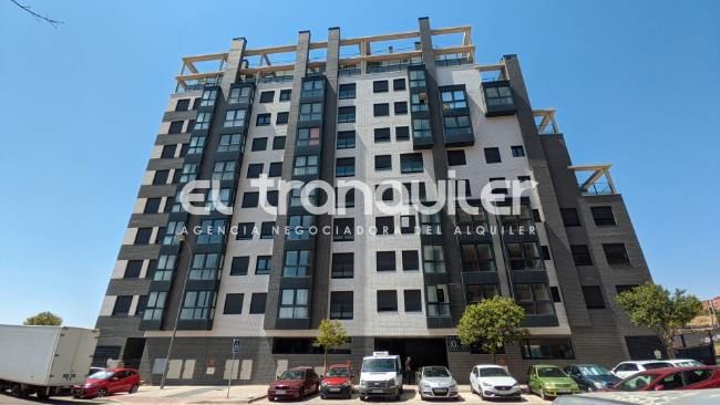 Vista exterior de Pis de lloguer en  Madrid Capital amb Aire condicionat, Piscina i Moblat