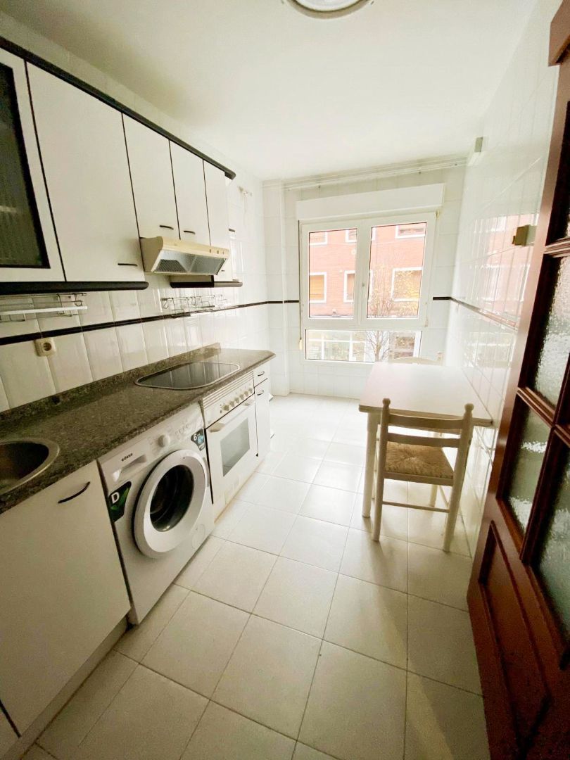 Cuina de Apartament en venda en Gijón  amb Parquet, Traster i Moblat