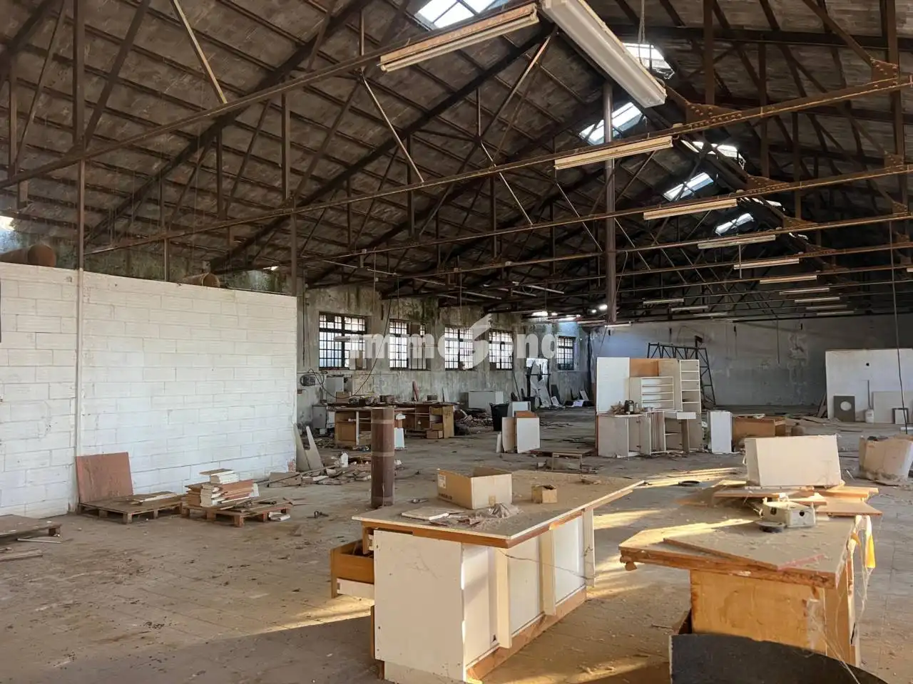 Außenansicht von Fabrikhallen zum Verkauf in Manlleu