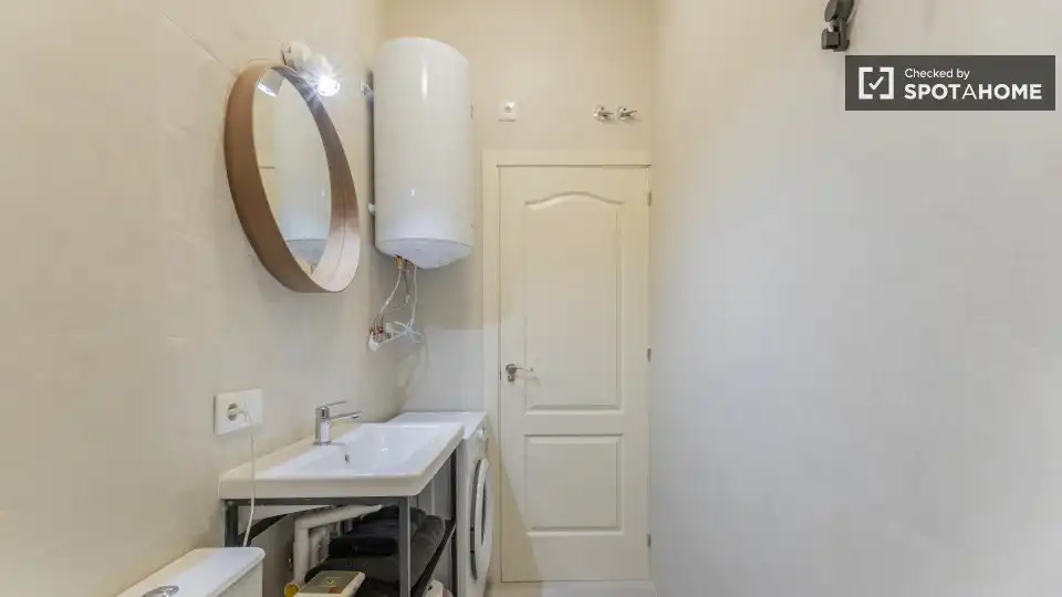 Bathroom of Flat for rent in Valencia  with Air Conditioner, Heating and Furnished