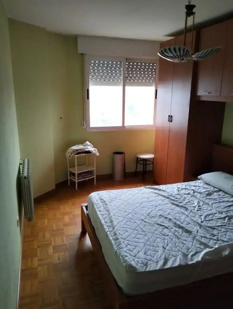 Dormitori de Pis en venda en Ponferrada amb Parquet, Moblat i Balcó