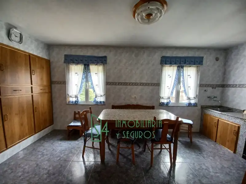 Esszimmer von Einfamilien-Reihenhaus zum Verkauf in Oviedo  mit Privatgarten, Möbliert und Ofen