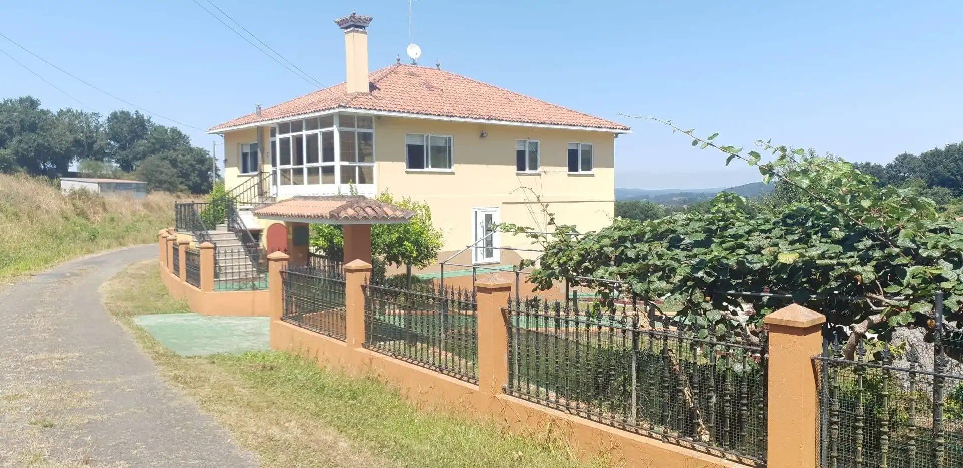 Vista exterior de Casa o xalet en venda en A Estrada  amb Jardí privat, Traster i Piscina