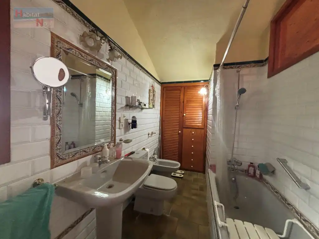 Bany de Casa o xalet en venda en La Bisbal del Penedès amb Moblat i Forn