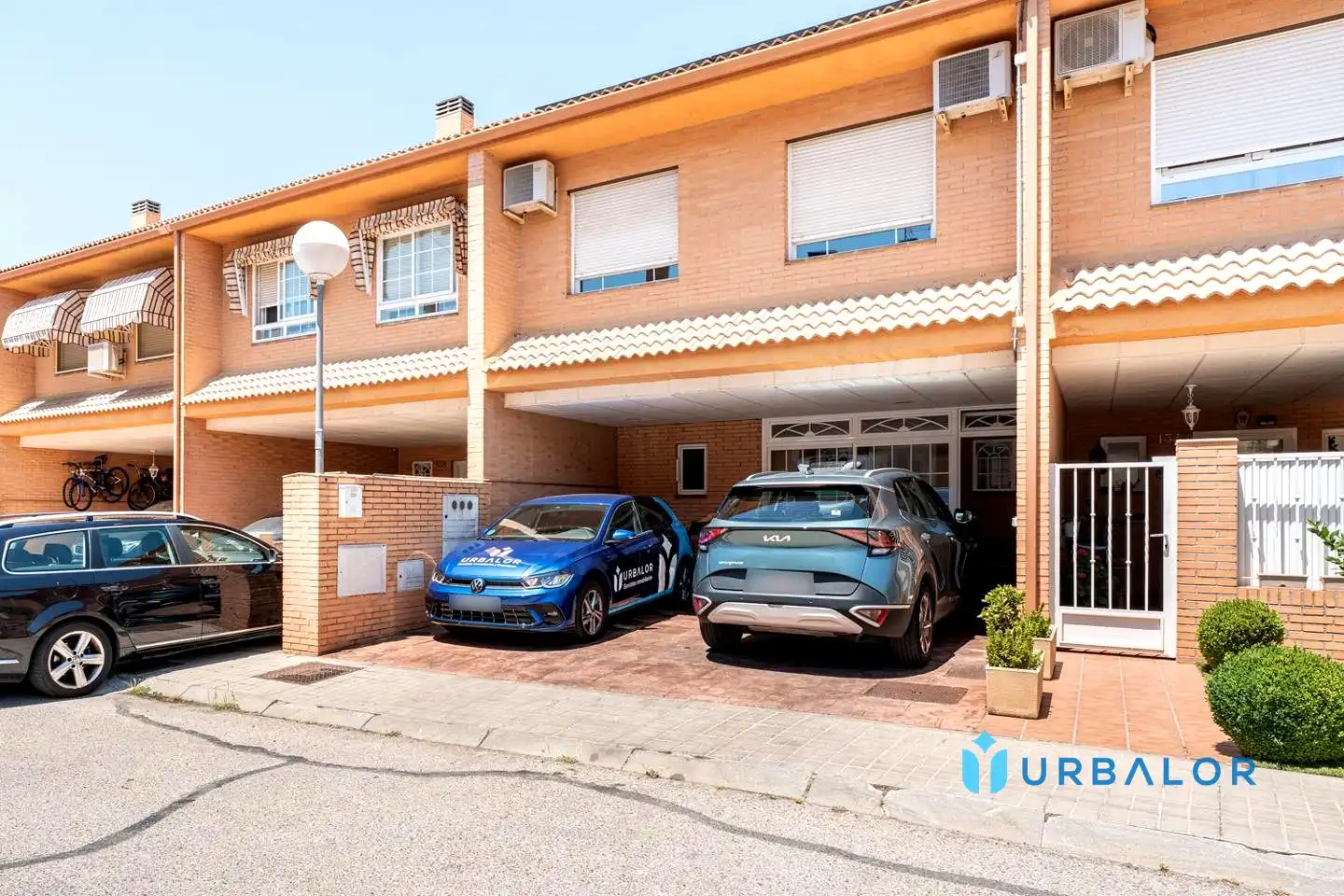 Vista exterior de Casa adosada en venda en Móstoles amb Aire condicionat, Calefacció i Jardí privat