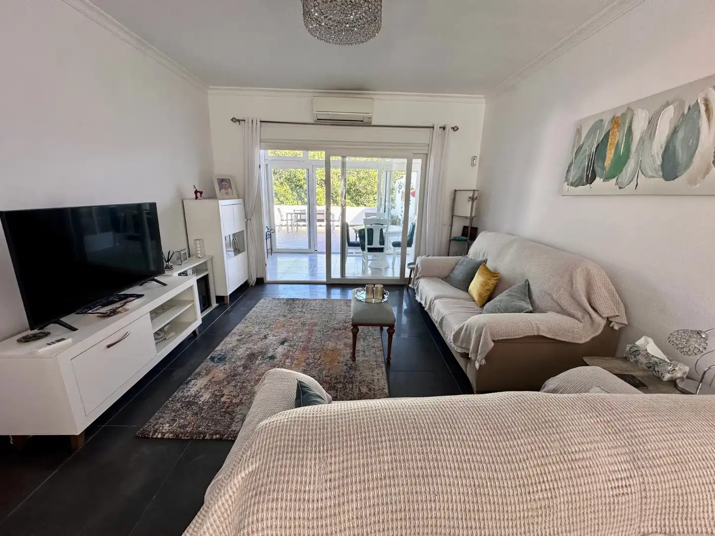 Sala d'estar de Casa o xalet en venda en Puerto de la Duquesa