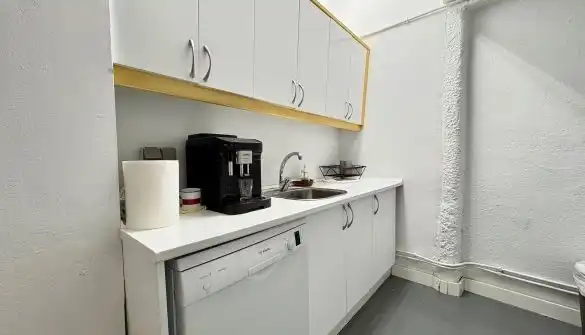 Cocina de Oficina de alquiler en Madrid con Aire acondicionado, Calefacción y Amueblado