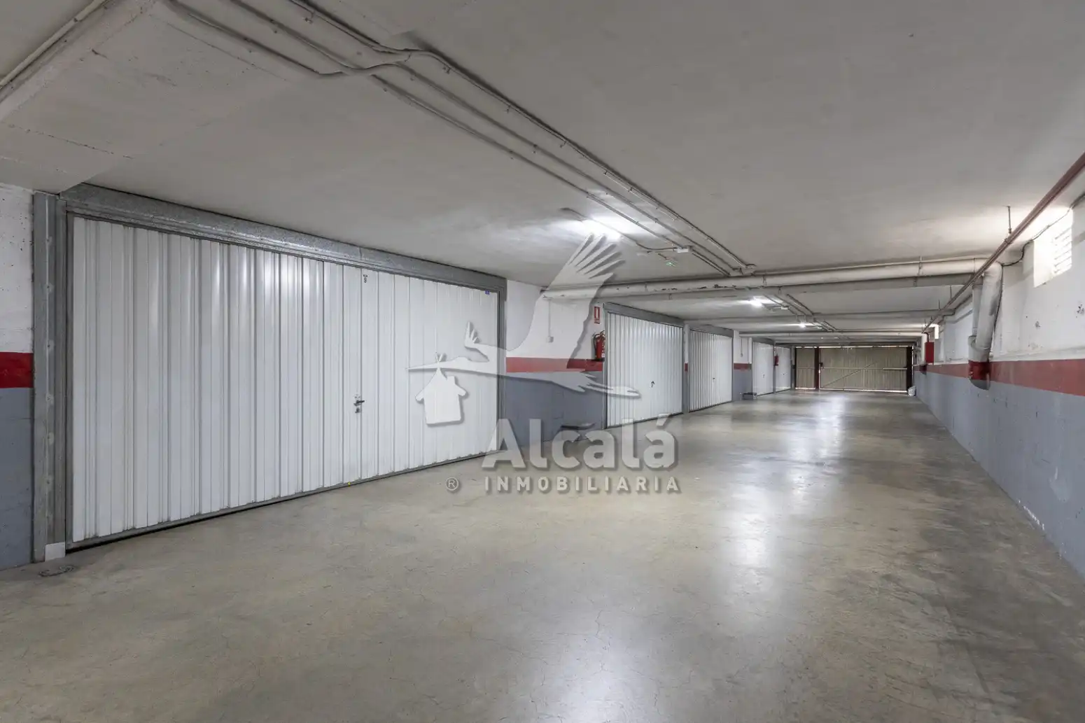 Parkplatz von Einfamilien-Reihenhaus zum Verkauf in Alcalá de Henares mit Heizung, Parkett und Schwimmbad