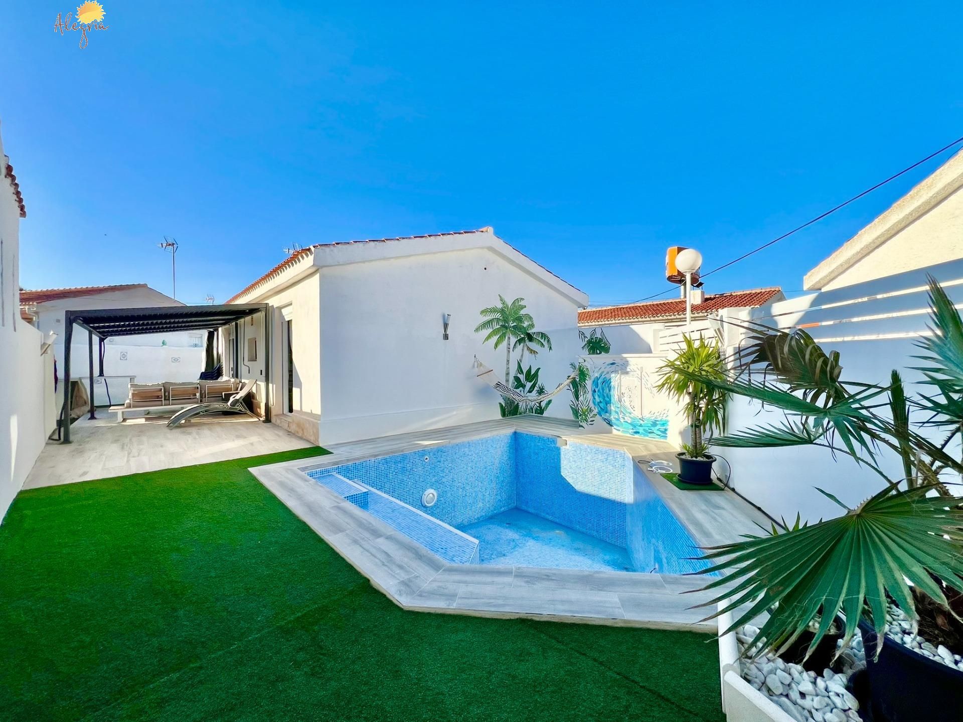 Swimming pool of House or chalet for sale in Torrevieja  with Air Conditioner, Heating and Private garden