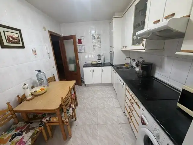 Cuina de Dúplex en venda en León Capital  amb Calefacció i Parquet