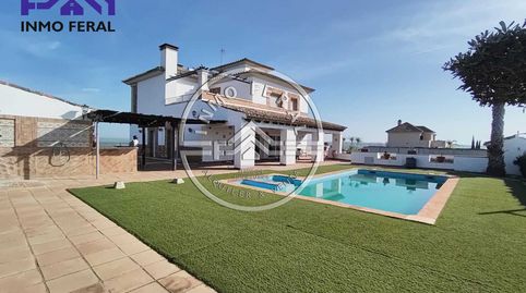 Chalet en venta en Urbanización, 4 dormitorios.