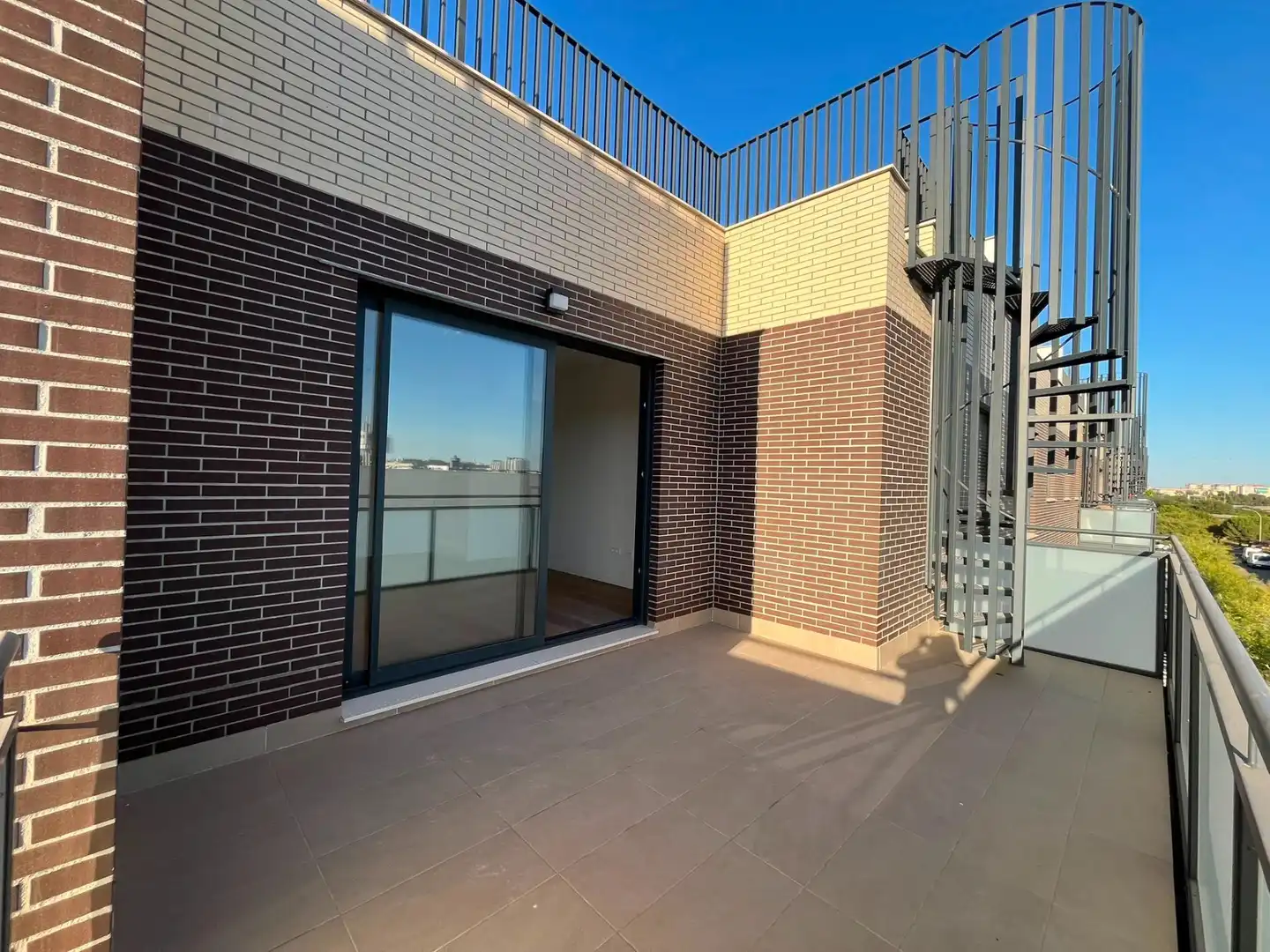 Terrasse von Dachboden zur Miete in Camas mit Klimaanlage, Heizung und Privatgarten