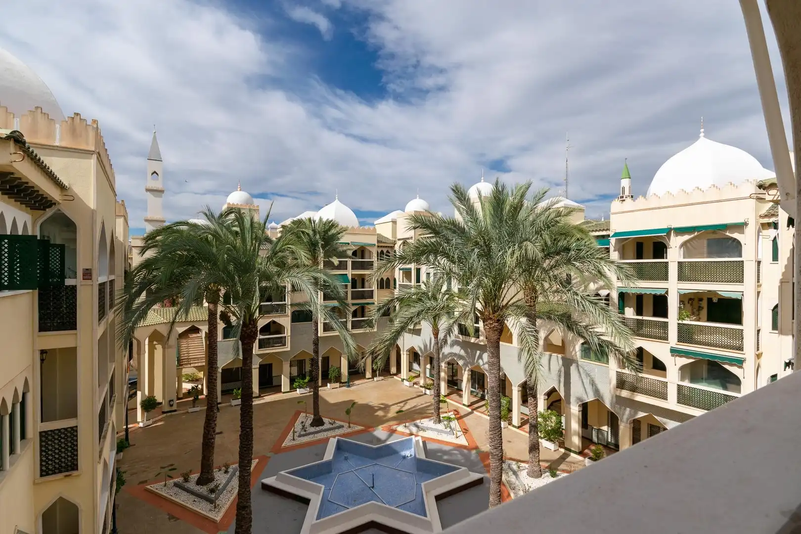Vista exterior de Piso de alquiler en Santa Pola con Terraza y Piscina comunitaria