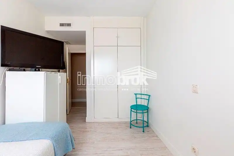 Schlafzimmer von Dachboden zur Miete in La Moraleja mit Klimaanlage, Heizung und Abstellraum