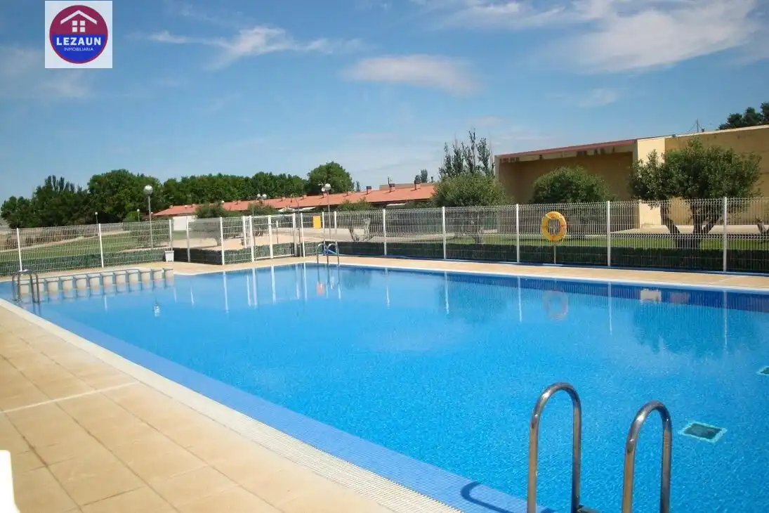 Piscina de Casa adosada en venta en Peralta / Azkoien con Aire acondicionado, Jardín privado y Amueblado