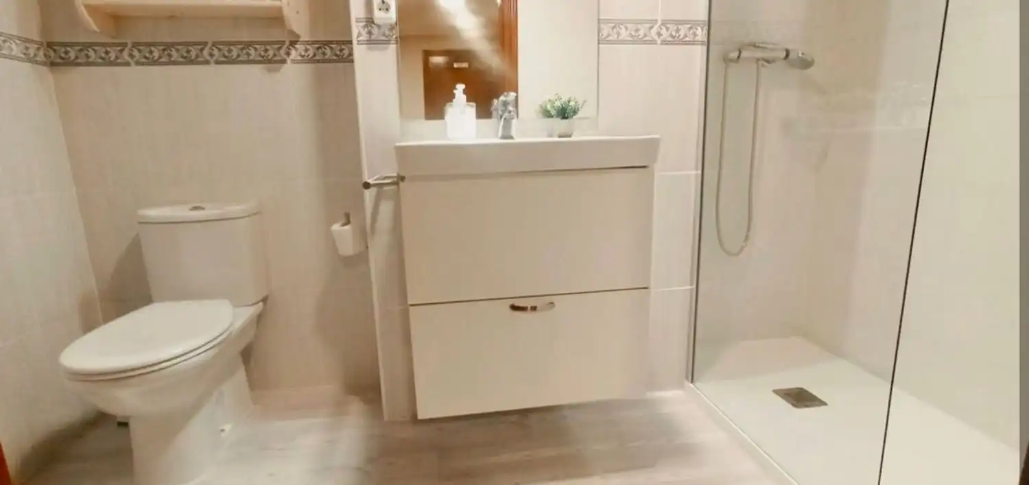 Baño de Piso en venta en Llanes con Jardín privado, Terraza y Trastero