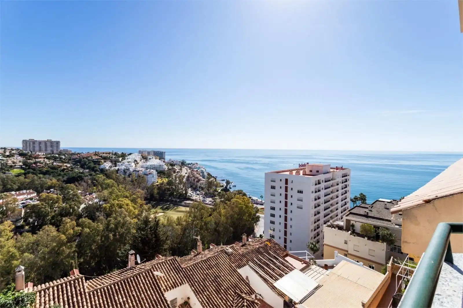 Vista exterior de Àtic en venda en Benalmádena amb Aire condicionat, Calefacció i Jardí privat