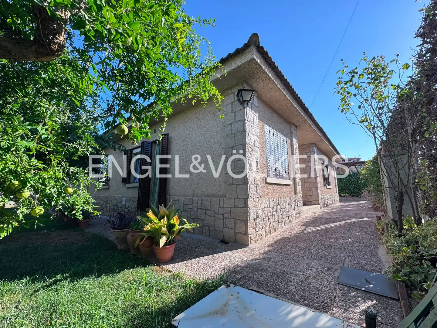 Vista exterior de Casa adosada en venda en Calera y Chozas amb Aire condicionat, Calefacció i Jardí privat