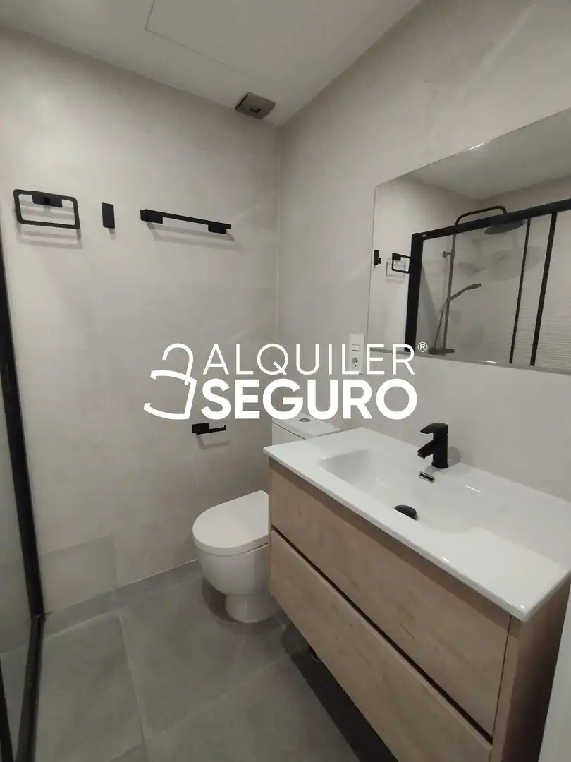 Bathroom of Flat for rent in Fuengirola  with Air Conditioner, Terrace and Storage room