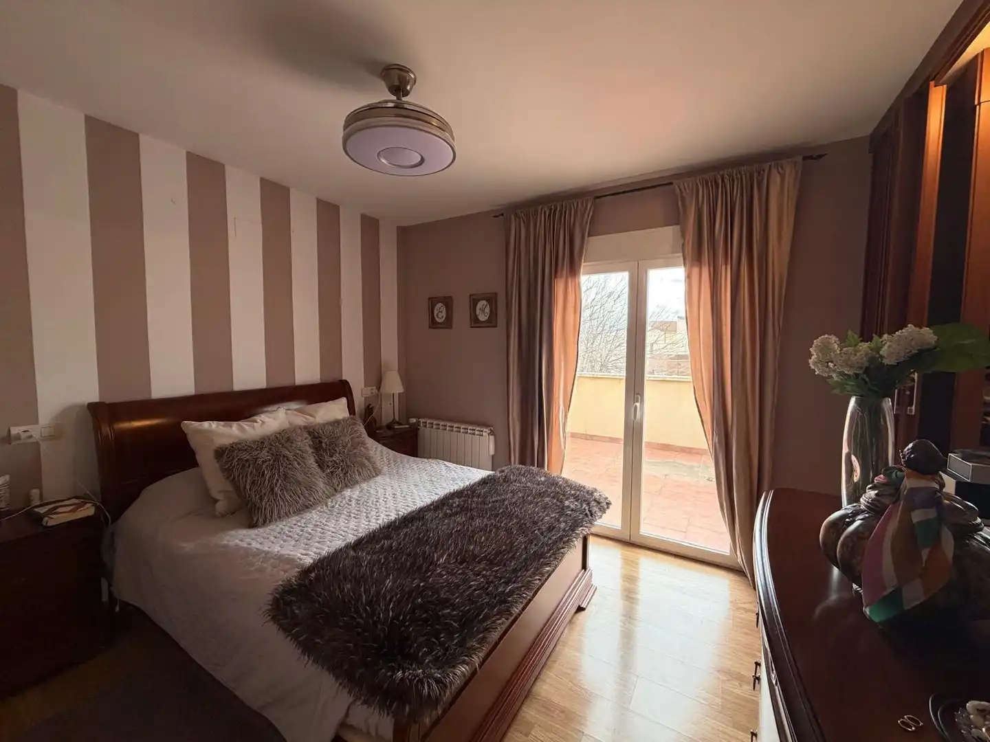 Habitación de Casa adosada en venta en Quintanar de la Orden con Aire acondicionado, Calefacción y Jardín privado