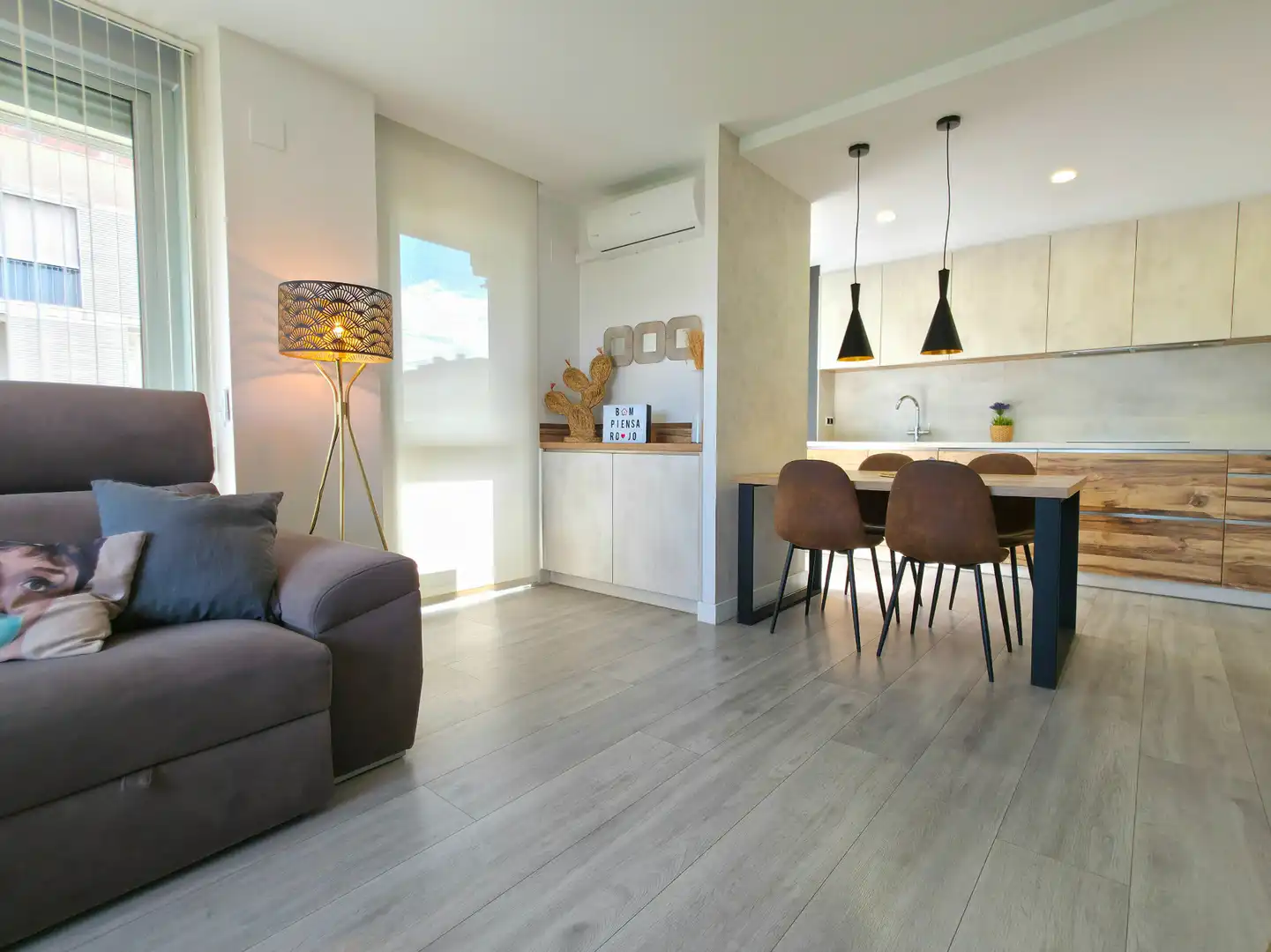 Sala de estar de Piso en venta en Sant Andreu de la Barca con Aire acondicionado, Calefacción y Parquet