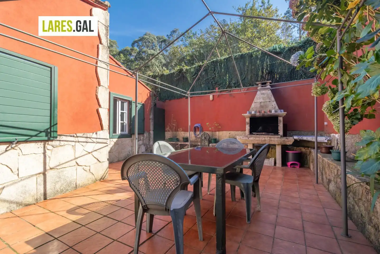 Jardí de Casa o xalet en venda en Cangas  amb Calefacció, Terrassa i Traster