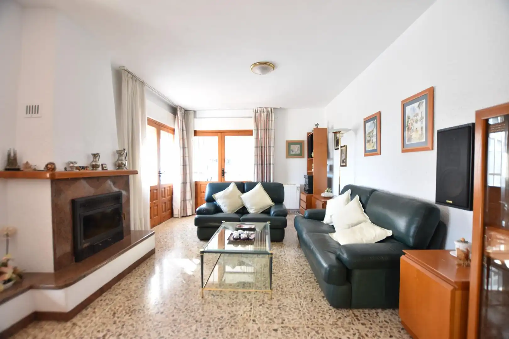 Sala d'estar de Casa o xalet en venda en Alhaurín de la Torre amb Jardí privat, Terrassa i Piscina comunitària