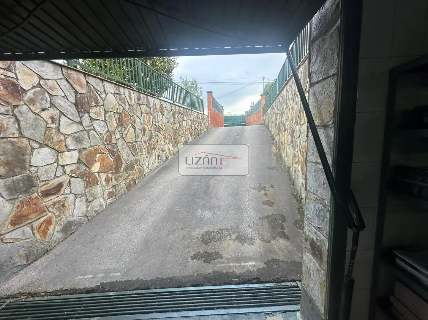 Aparcament de Casa o xalet en venda en Oviedo  amb Calefacció, Jardí privat i Terrassa