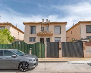 Vista exterior de Casa adosada en venda en Jun amb Calefacció, Jardí privat i Parquet