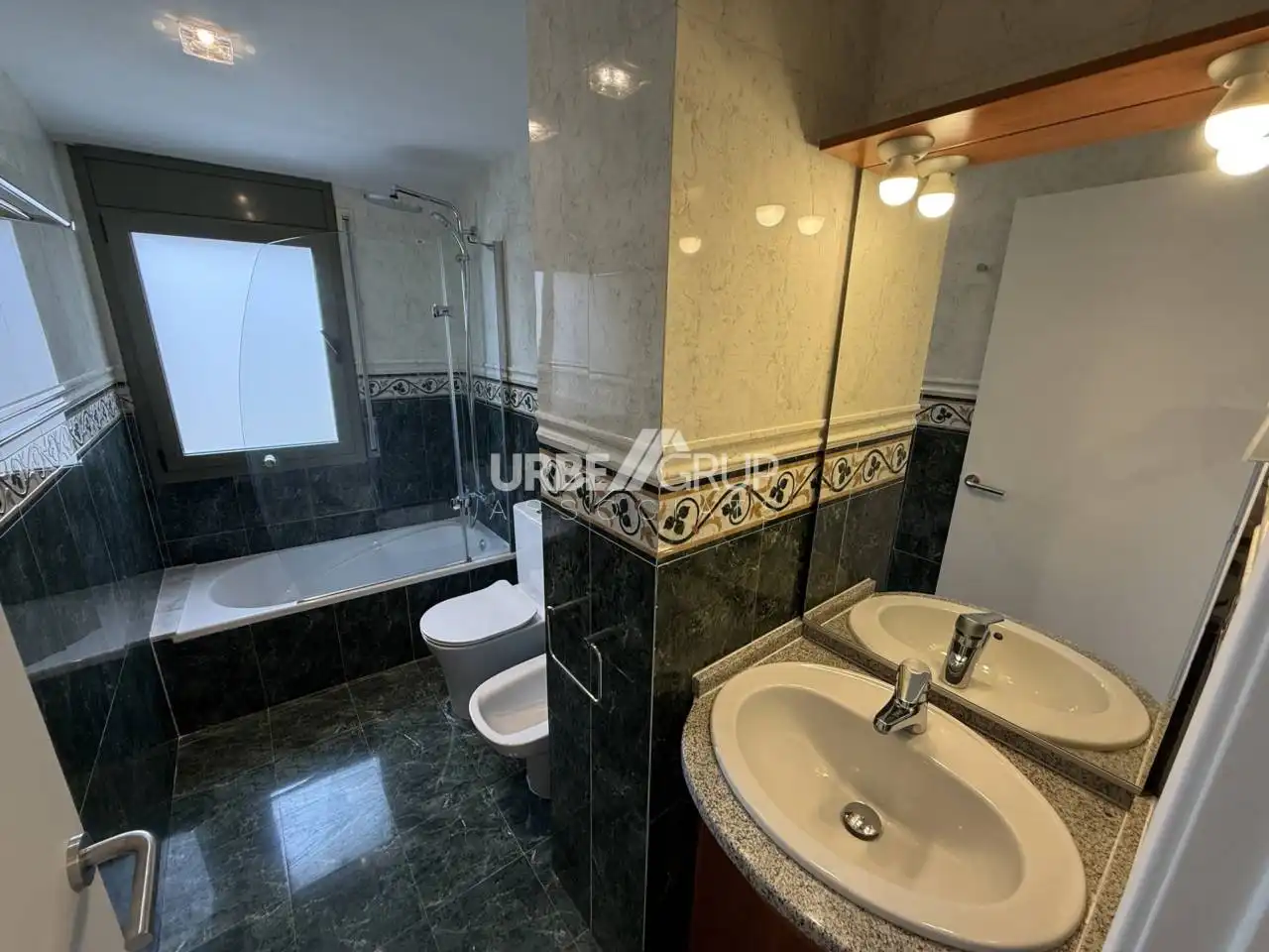 Baño de Dúplex de alquiler en Terrassa con Aire acondicionado, Calefacción y Terraza